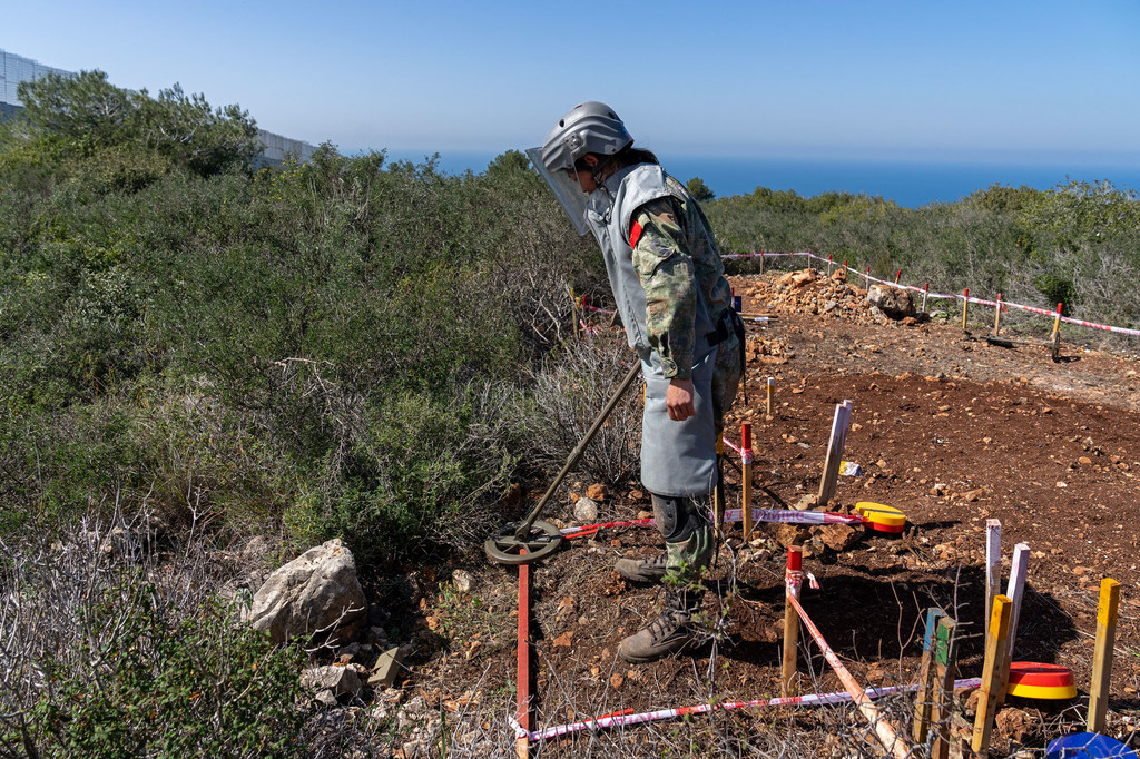 (أرشيف) إحدى جنديات حفظ السلام من قوة الأمم المتحدة المؤقتة في لبنان (اليونيفيل) تنفذ أعمالا لإزالة الألغام في جنوب البلاد.